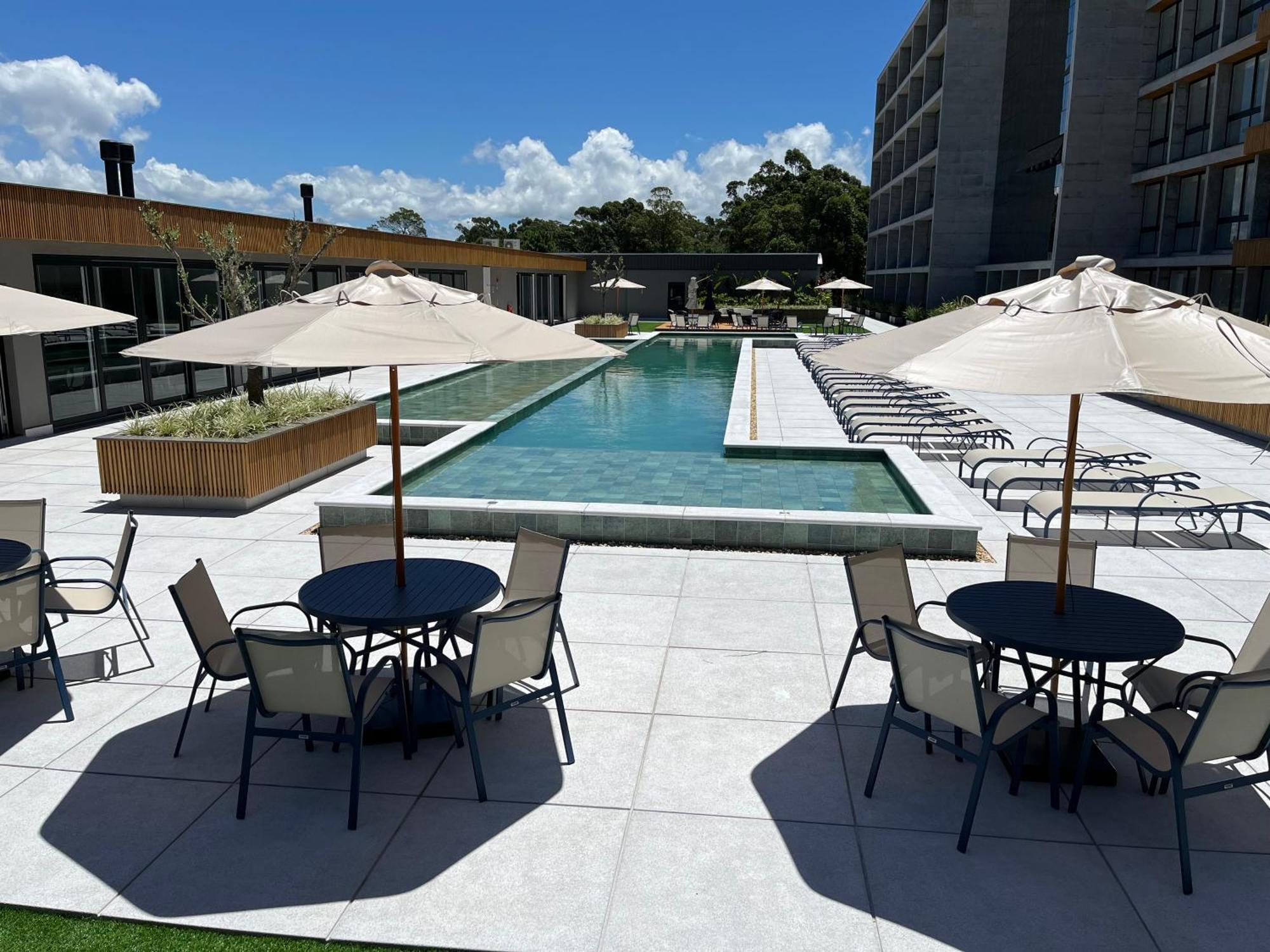Com Piscina Aquecida E Garagem Em Apartment