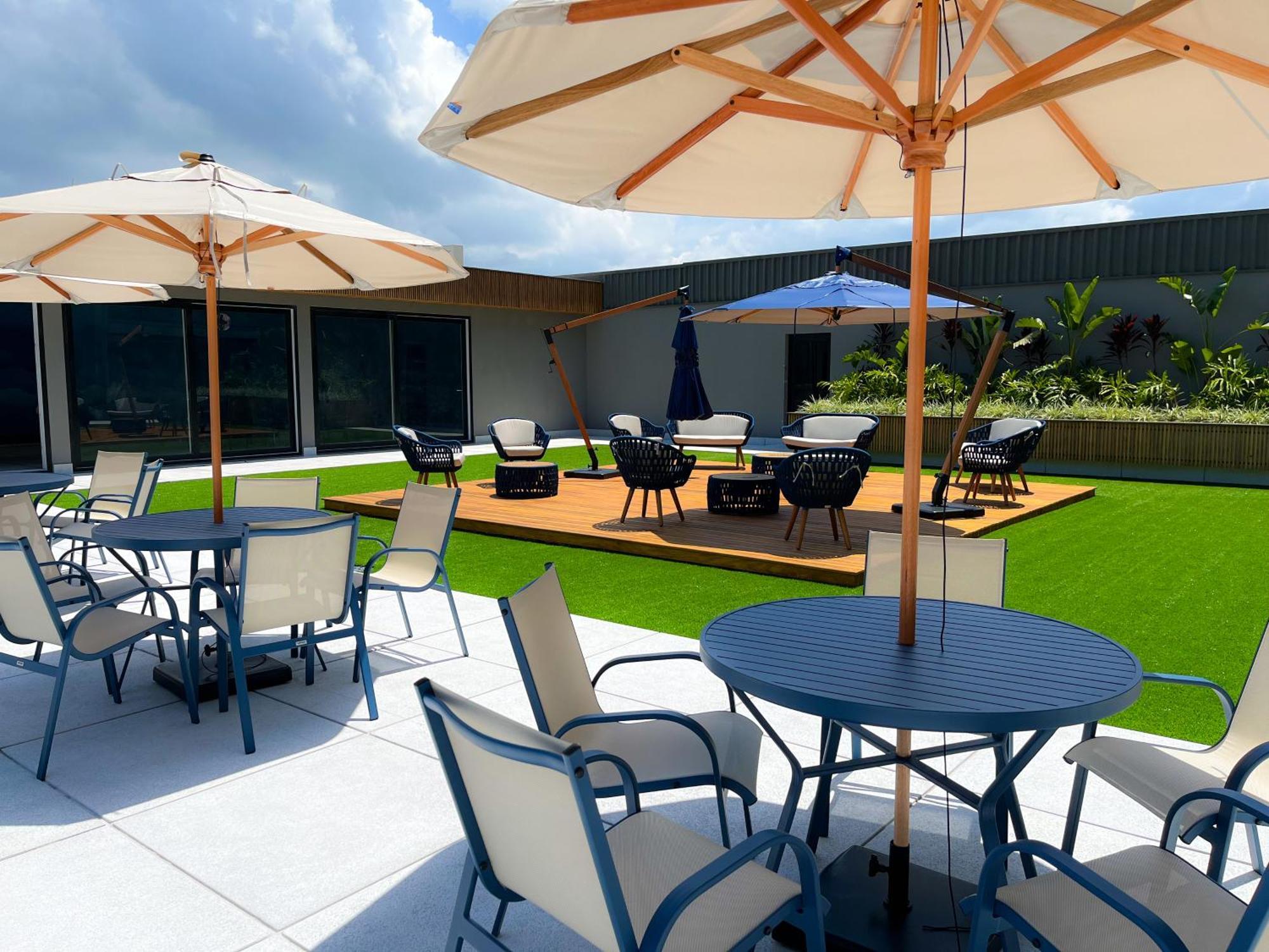 Com Piscina Aquecida E Garagem Em *