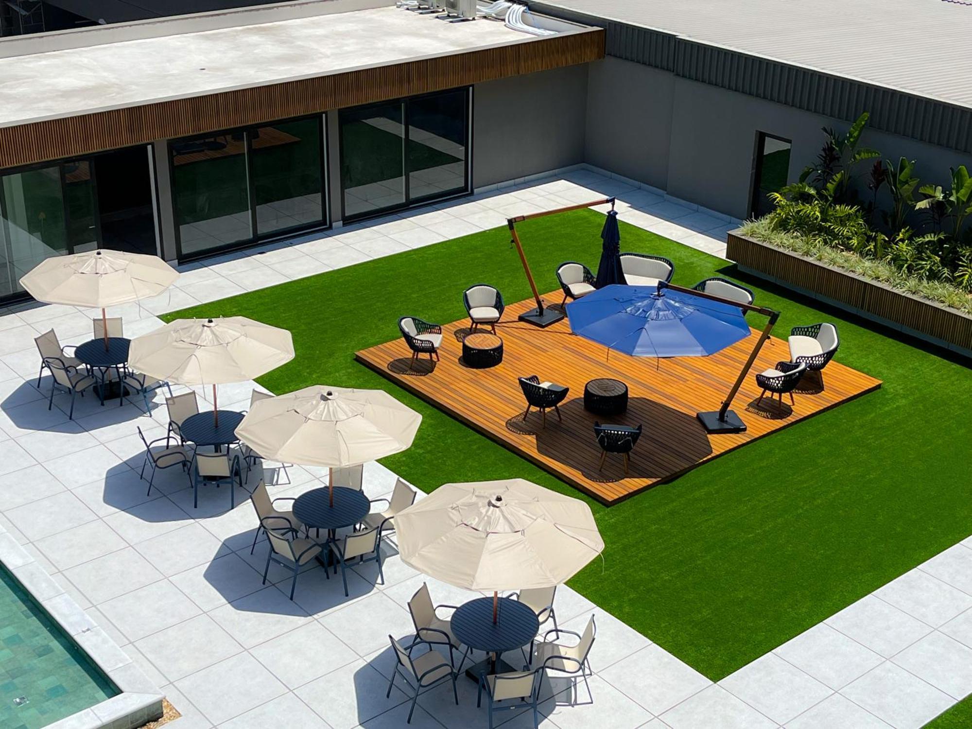 Com Piscina Aquecida E Garagem Em *