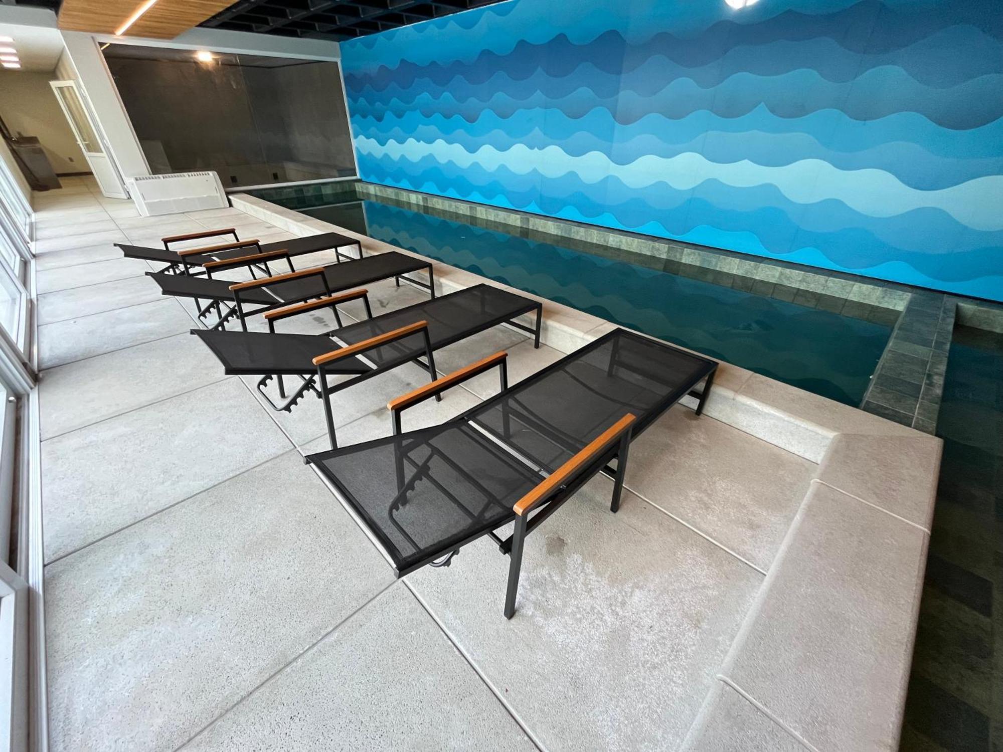 Com Piscina Aquecida E Garagem Em *