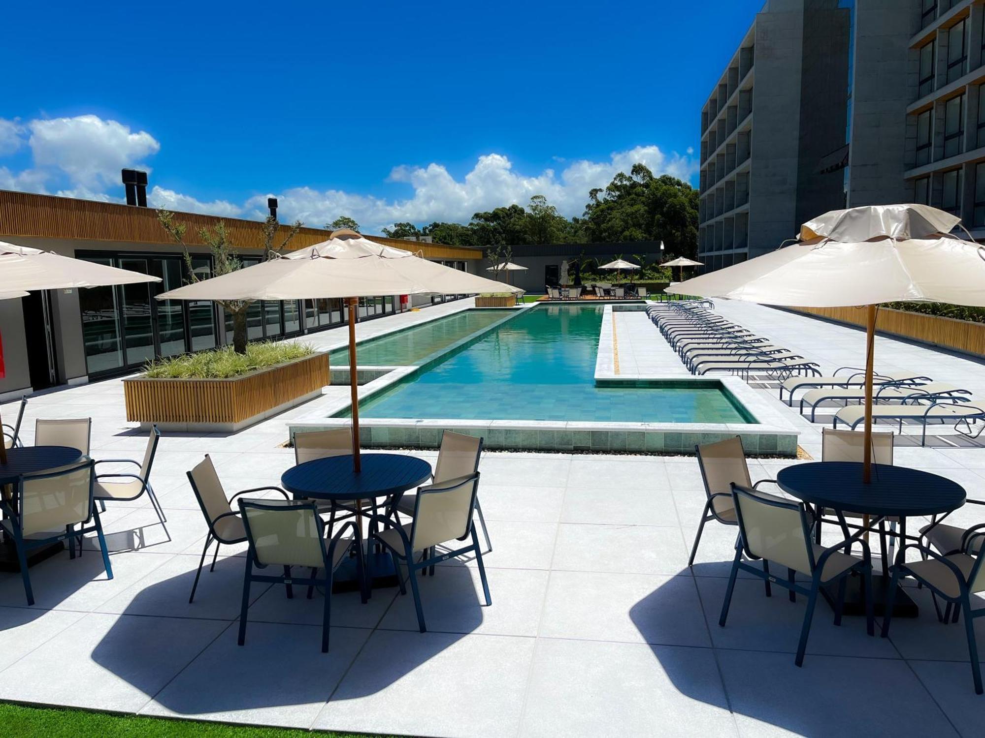 Com Piscina Aquecida E Garagem Em